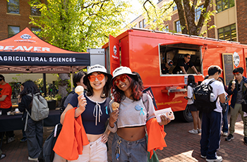 DSC01046_Kelsea De Filippis_300x200 Photo of students enjoying free ice cream from Beaver Classic on Dam Proud Day