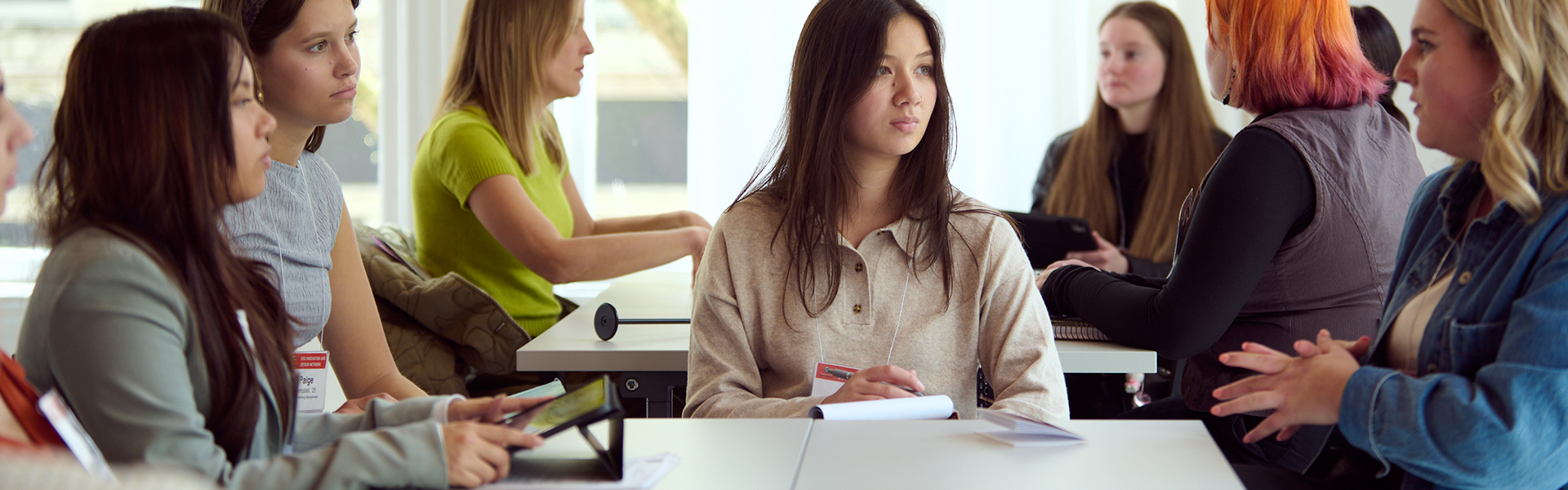 Alumni and students talking around a table at a mentoring event.